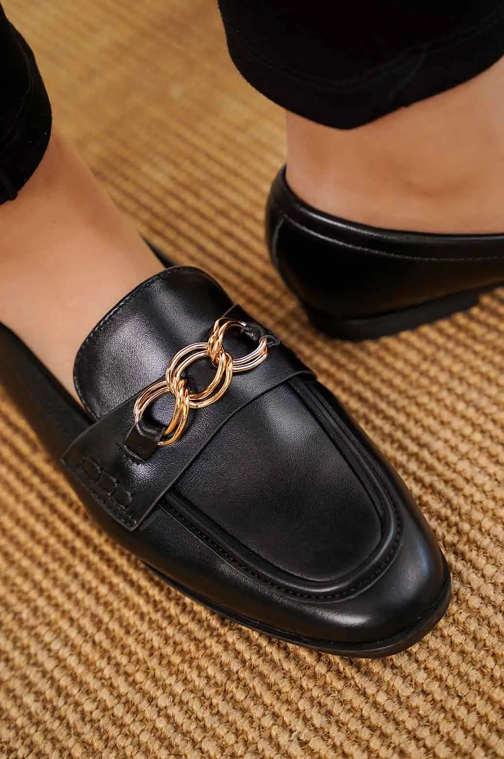 PLAIN CHAIN LOAFERS